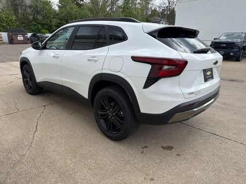 Summit White 2026 Chevrolet Trax FWD ACTIV