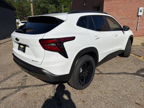 Summit White 2026 Chevrolet Trax FWD ACTIV