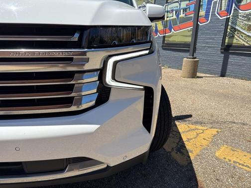 Summit White 2023 Chevrolet Suburban 4WD High Country