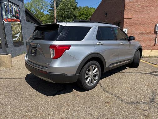 Iconic Silver Metallic 2021 Ford Explorer XLT