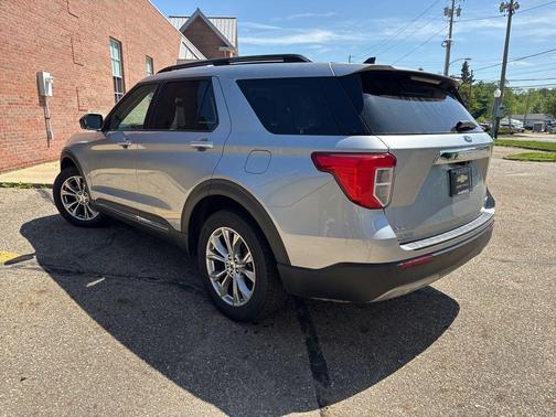 Iconic Silver Metallic 2021 Ford Explorer XLT