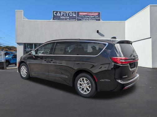 Diamond Black Crystal Pearlcoat 2027 Chrysler Pacifica L
