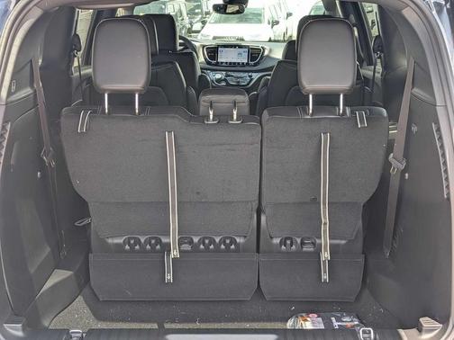 Diamond Black Crystal Pearlcoat 2027 Chrysler Pacifica L