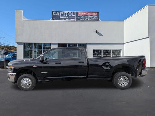 Diamond Black Crystal Pearlcoat 2026 RAM 3500 Big Horn Crew Cab 4x4 8' Box