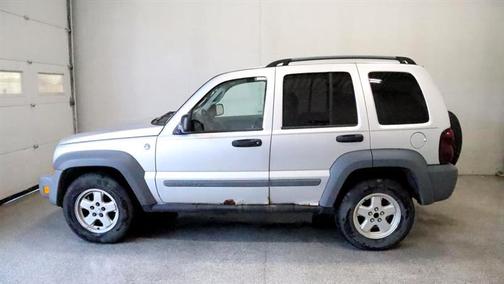 Photo 3 of 25 of 2005 Jeep Liberty Sport