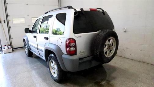 Photo 4 of 25 of 2005 Jeep Liberty Sport