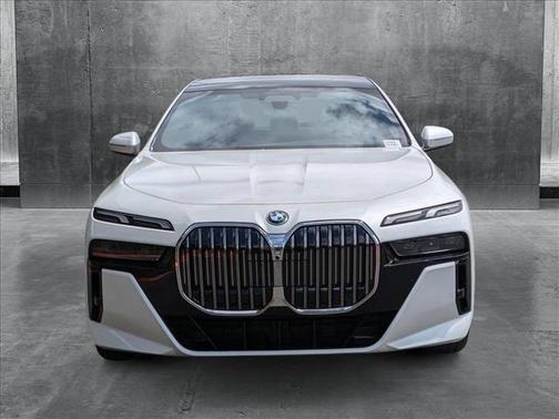 2025 BMW 750e xDrive