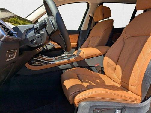 Manhattan Green Metallic 2026 BMW X7 xDrive40i