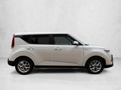 Snow White Pearl 2022 Kia Soul LX