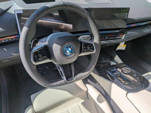Tanzanite Blue II Metallic 2026 BMW i5 xDrive40