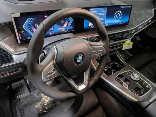 Gray Metallic 2026 BMW X7 xDrive40i