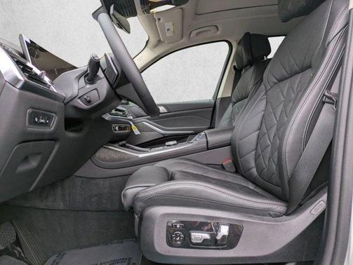 Alpine White 2026 BMW X7 xDrive40i