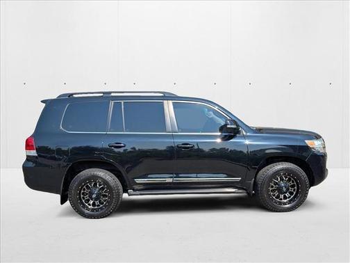2016 Toyota Land Cruiser V8