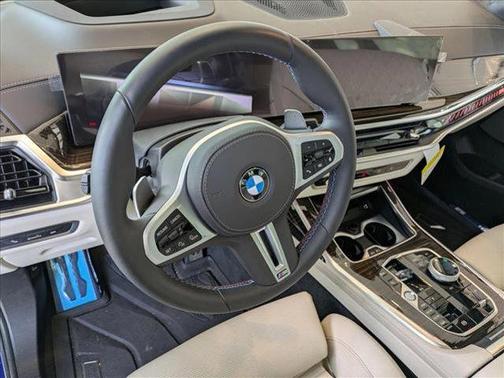 2025 BMW X7 M60i