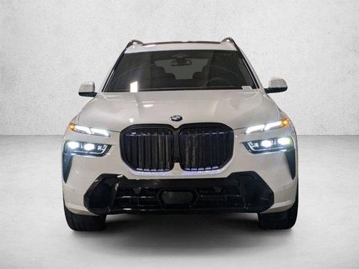 Mineral White Metallic 2026 BMW X7 xDrive40i