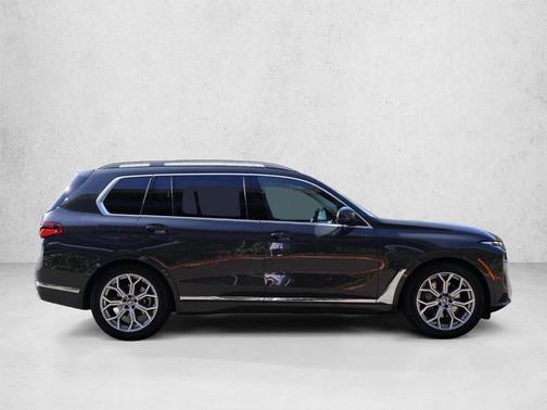 Gray Metallic 2026 BMW X7 xDrive40i