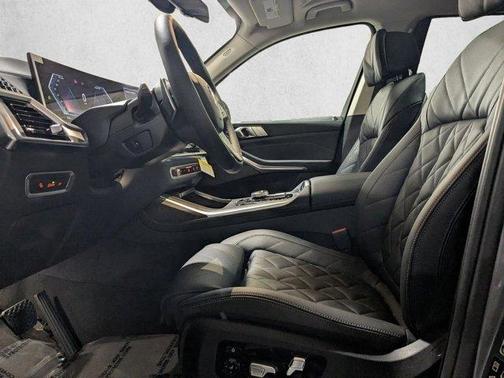 Gray Metallic 2026 BMW X7 xDrive40i