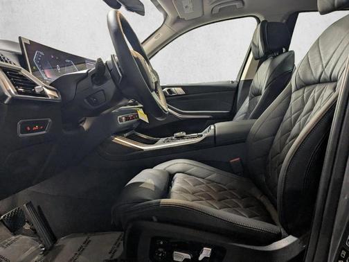 Gray Metallic 2026 BMW X7 xDrive40i
