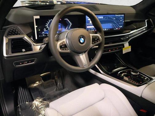 Carbon Black Metallic 2026 BMW X7 xDrive40i