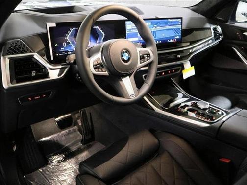 Gray Metallic 2026 BMW X7 xDrive40i