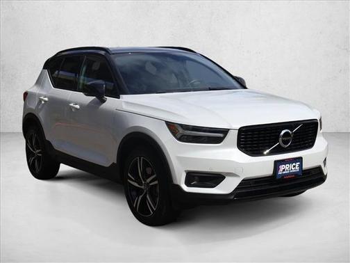 Crystal White Metallic 2021 Volvo XC40 T4 R-Design