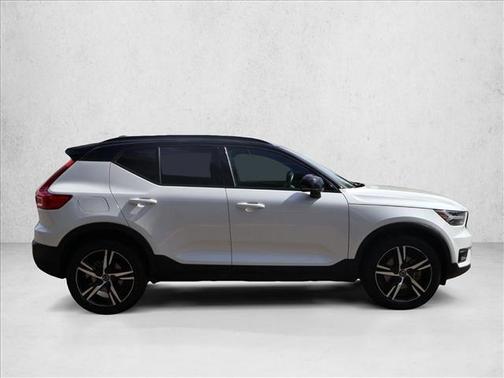 Crystal White Metallic 2021 Volvo XC40 T4 R-Design