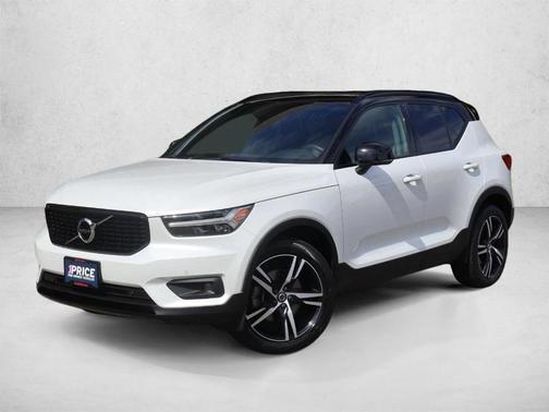 Crystal White Metallic 2021 Volvo XC40 T4 R-Design