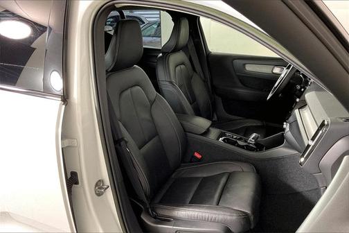 2023 Volvo XC40 B4 Ultimate Dark Theme