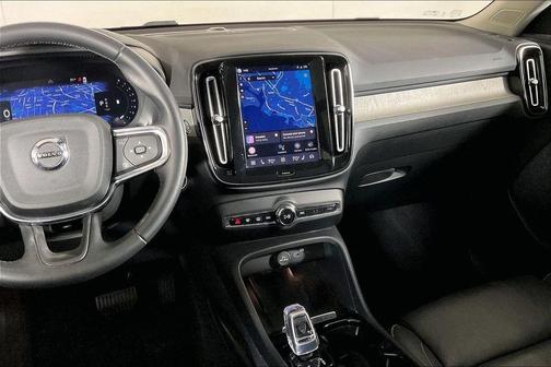 2023 Volvo XC40 B4 Ultimate Dark Theme