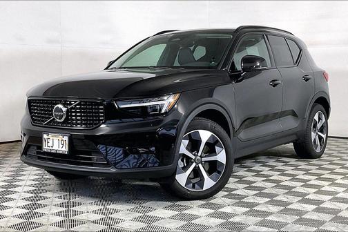 Onyx Black Metallic 2025 Volvo XC40 B5 Plus Dark Theme