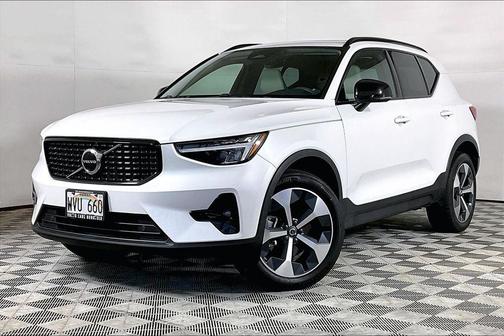 Crystal White 2023 Volvo XC40 B5 Plus Dark Theme