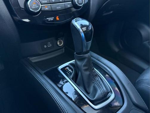 Pearl White 2018 Nissan Rogue SL