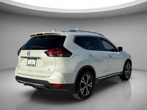 Pearl White 2018 Nissan Rogue SL
