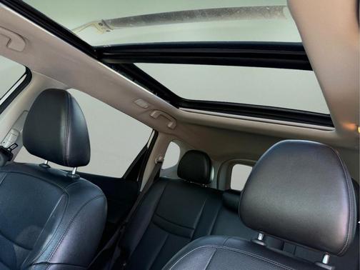 Pearl White 2018 Nissan Rogue SL