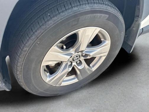 Ice Cap 2024 Toyota RAV4 XLE