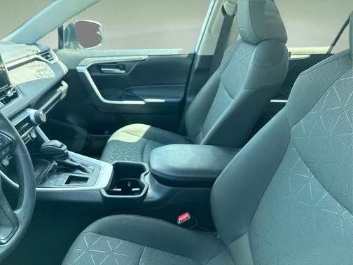 Ice Cap 2024 Toyota RAV4 XLE
