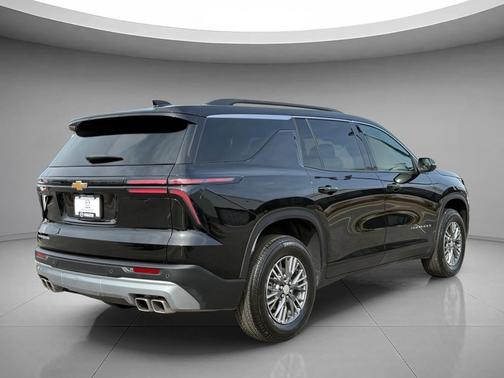 Mosaic Black Metallic 2026 Chevrolet Traverse LT