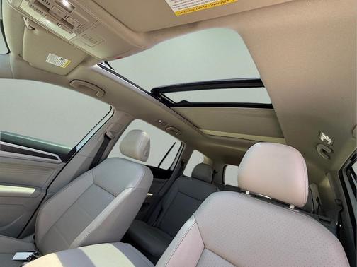 Pure White 2022 Volkswagen Atlas 2.0T SE w/Technology