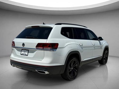Pure White 2022 Volkswagen Atlas 2.0T SE w/Technology