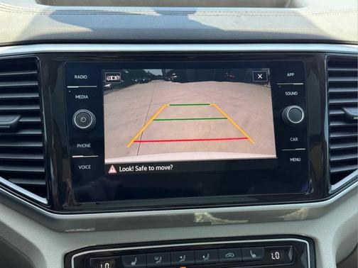 Pure White 2022 Volkswagen Atlas 2.0T SE w/Technology