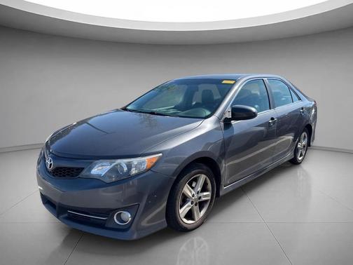 Magnetic Gray Metallic 2014 Toyota Camry SE