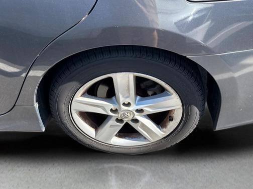 Magnetic Gray Metallic 2014 Toyota Camry SE