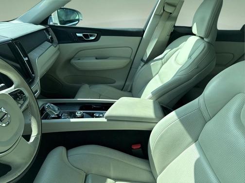 Silver Dawn Metallic 2022 Volvo XC60 B5 Inscription