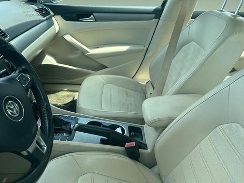 Black Uni 2015 Volkswagen Passat 1.8T Auto SE w/Sunroof & Nav