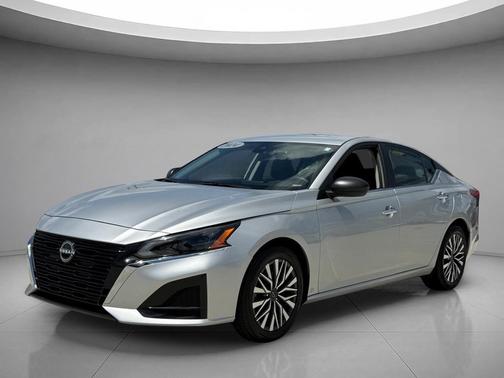 Brilliant Silver Metallic 2024 Nissan Altima 2.5 SV