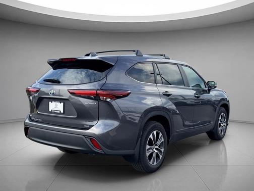 Magnetic Gray Metallic 2024 Toyota Highlander Hybrid XLE
