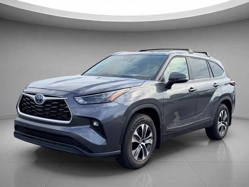 Magnetic Gray Metallic 2024 Toyota Highlander Hybrid XLE