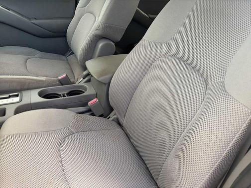 Glacier White 2014 Nissan Frontier SV