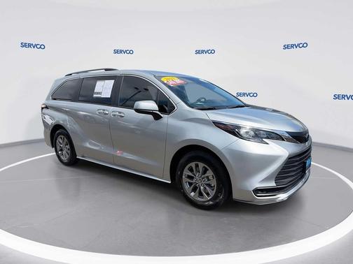 2025 Toyota Sienna LE