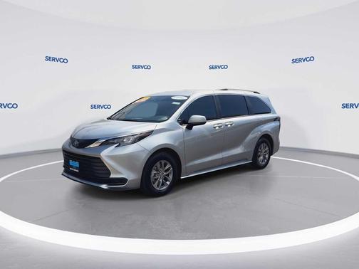 2025 Toyota Sienna LE